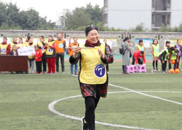 赶猪跑、滚铁环、企鹅漫步 社区趣味运动会欢