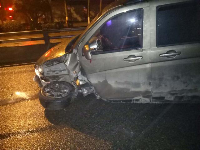 老司机凌晨上班赶时间 超速行驶撞上隔离桩