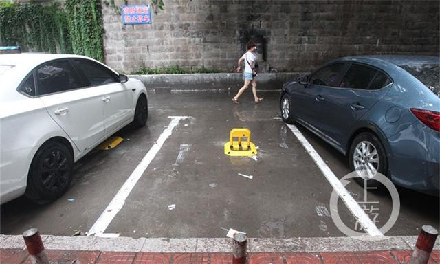 小区疯狂划车位安地锁占人行道消防通道也挡了