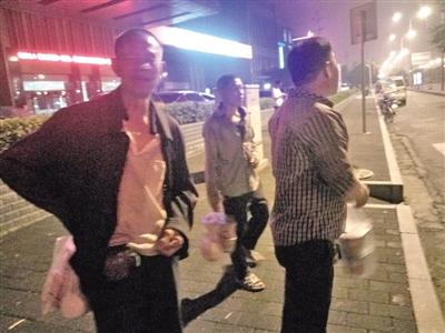 深夜出门吃夜宵 三位外地大叔迷路了