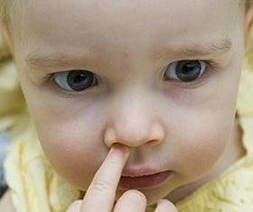 抠鼻痂是个技术活网友妙招让宝宝不受罪