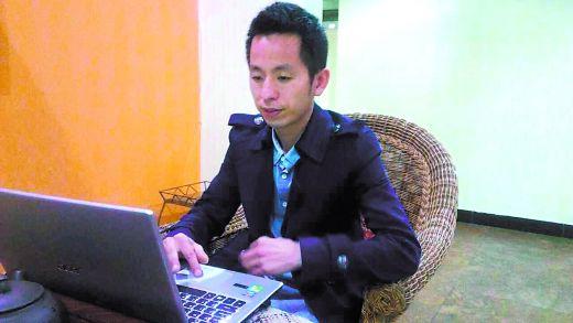 小伙穿肚兜尬舞卖烧烤_卖烧烤 收入