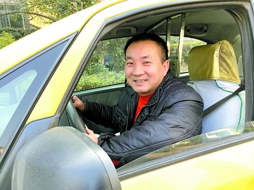 的哥老刘捡到2万块 想也没想就交了(图)_大渝网_腾讯网