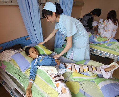 左腿断了断右腿 13岁男孩一碰就碎(图)