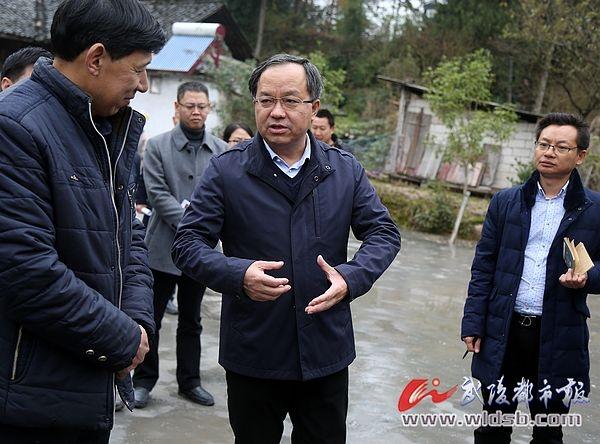 黔江书记余长明:因地制宜发展产业 带动群众持续增收