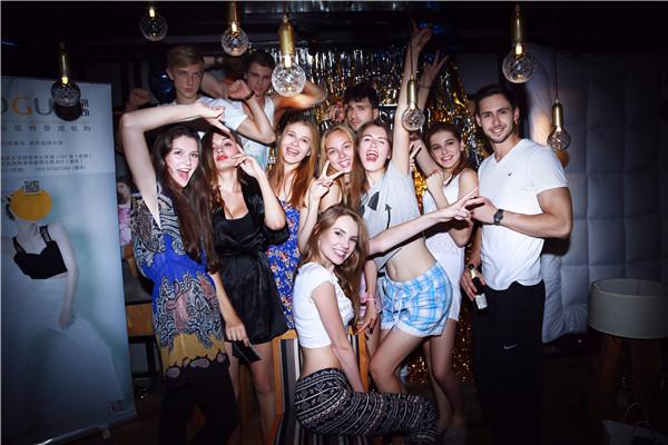 上百美女齐穿美女开party!图睡衣与佛图片