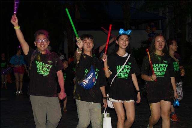 炫彩荧光点亮夜空 千人约跑成都欢乐谷