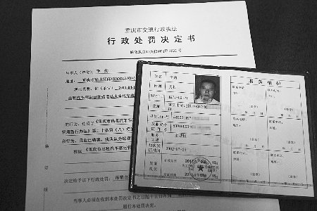 刘嵩 摄   本报讯(记者 陈保发)两名女子下飞机后,在江北机场出租车站