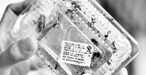 永旺超市买蛋糕 保质期内长白毛