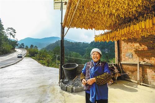 武隆县接龙乡修出致富路 发展有盼头