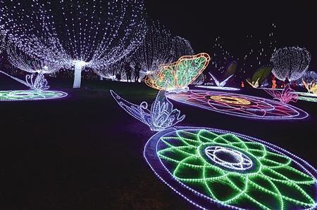 重庆最炫灯光秀璀璨开灯 上万人闪亮游园迎新年