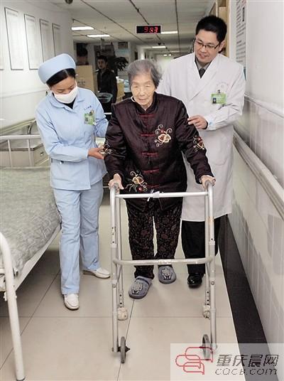 散步摔骨折 百岁老太不顾风险置换关节