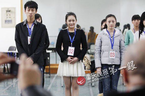 重大艺考最后一天 道具一课桌两板凳抽题就表