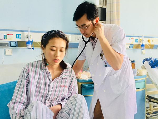 机器人女生为女孩完美切除支气管类癌出血不大夫的脚夏天图片
