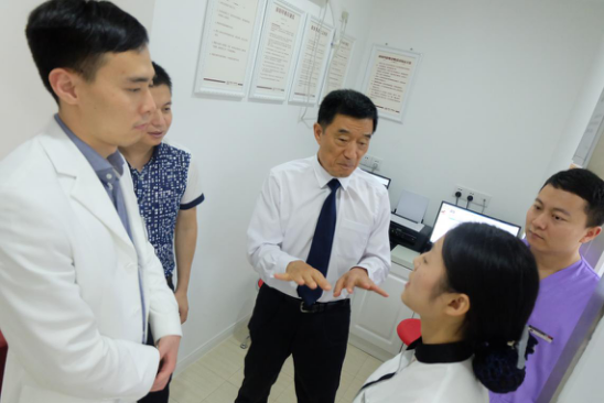 韩国种植牙教授亲临重庆牙博士口腔医院指导工
