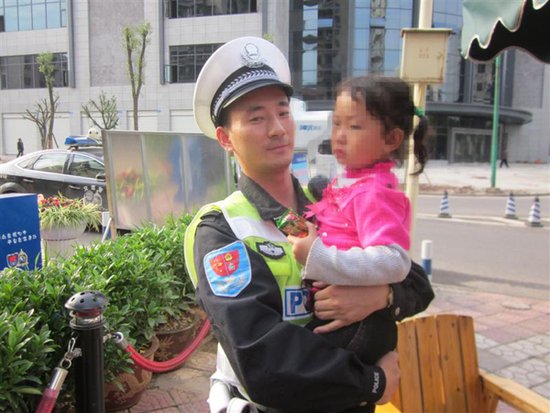 西彭平台民警帮走丢小孩找妈妈