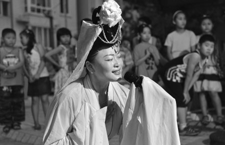 成都专职哭丧女哭丧13年 哭技感染众人(图)