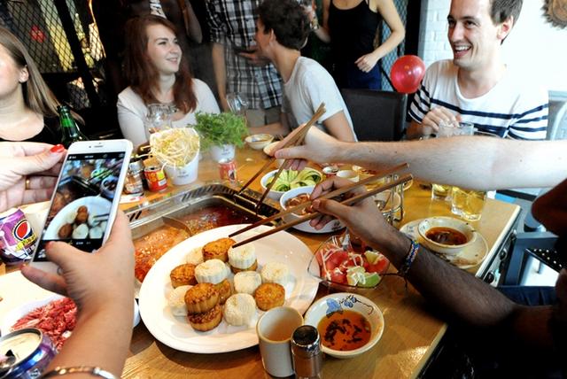 21国在渝老外齐烫火锅过中秋 自创火锅涮月饼
