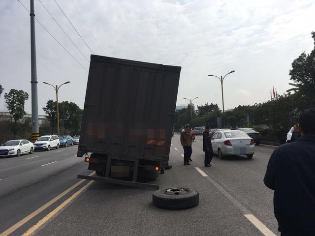 大货车跑着跑车轮胎飞出去 砸中两小车