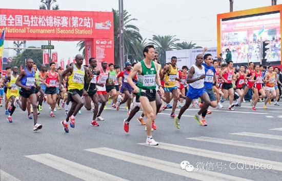 深圳佳鸿董事长周建明助跑重庆国际马拉松赛