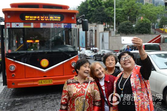 重阳节：社区空巢老人免费乘观光巴士游渝中