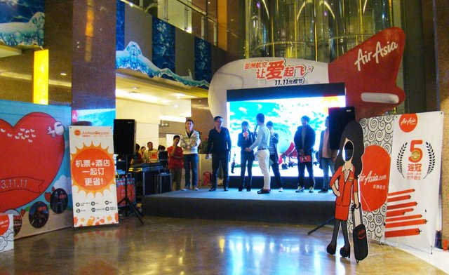 亚航举行让爱起飞单身节活动 集勋章赢双飞游