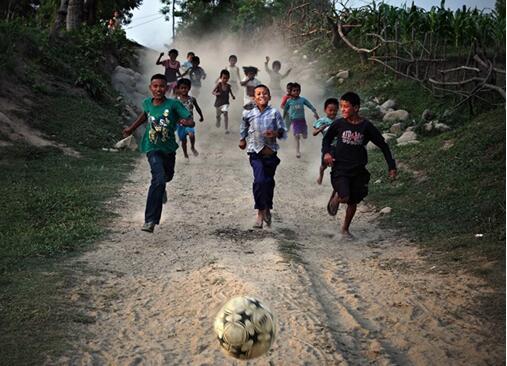 小镇足球故事 八岁那年我们有了第一个足球