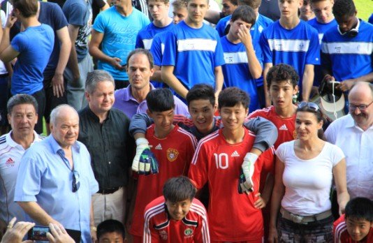 杨家坪中学两足球小将入选中国U16男足队