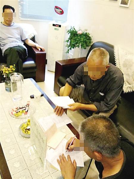 小区前业委会成员拿55万公款买个人保险