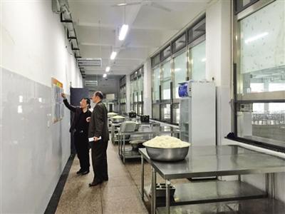 永川中学新校区食堂食品安全检查完全达标
