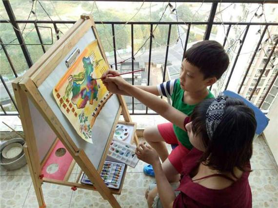 重庆一小学举办手绘地图活动 学生争相为祖国