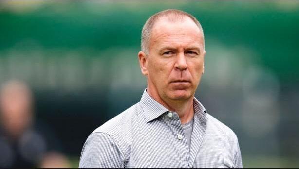 主教练排名_辽宁主教练杨鸣西装照