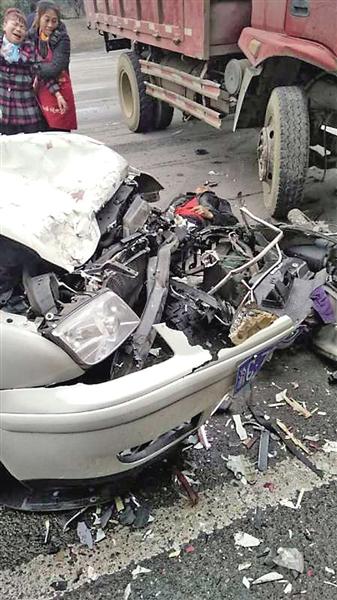 摩托车被大货车追尾后 又被小轿车撞上