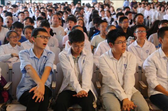 青翼助飞:溺水急救心肺复苏 初二小鲜肉献初吻