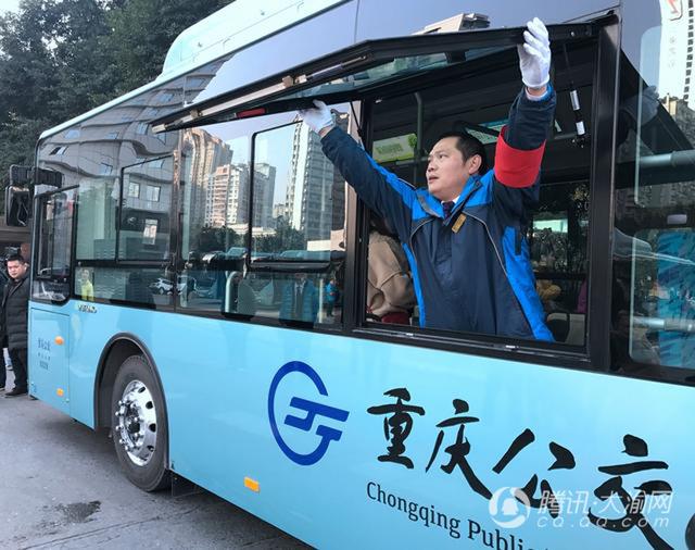 重庆公交车“新款”亮相 一步上下车还能给手机充电