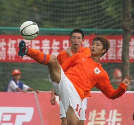 杨家坪中学两足球小将入选中国u16男足队