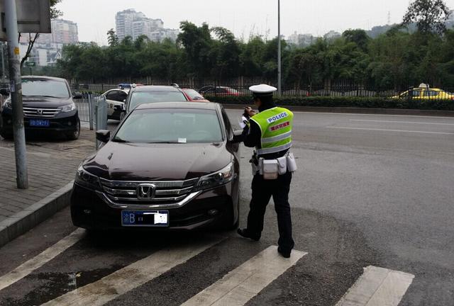 车主违章停车 自贴半截罚单避罚被识破(图)