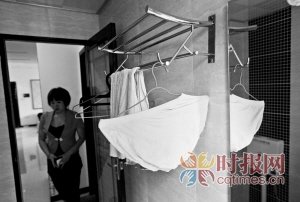 房子委托中介出售 一开门七八个人躺沙发上