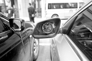 宝马7系车后视镜片被盗 名车频遭 割耳 须小心
