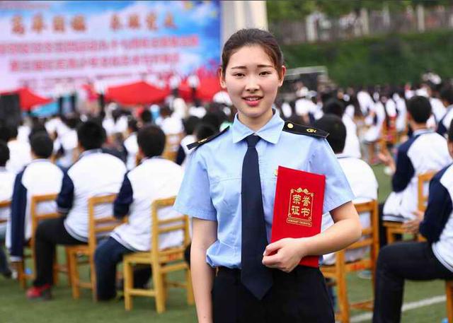 重庆铁路运输技师学院学生获沙区十佳中学生殊