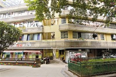 8D重庆又现网红建筑 3个楼层通往3条街