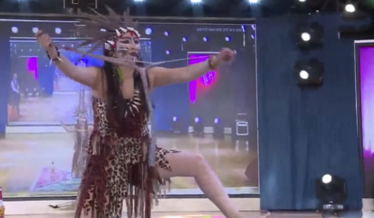 重口味！重庆女子继表演生吃蛇后又活吞鸽子咬断头