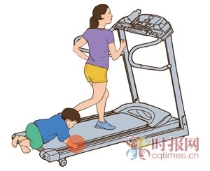 8岁姐姐玩跑步机+1岁弟弟凑热闹手被卡