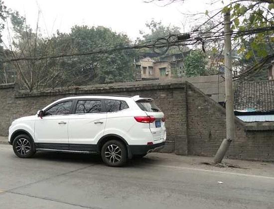 越野车违规掉头 竟撞断街边电线杆（图）