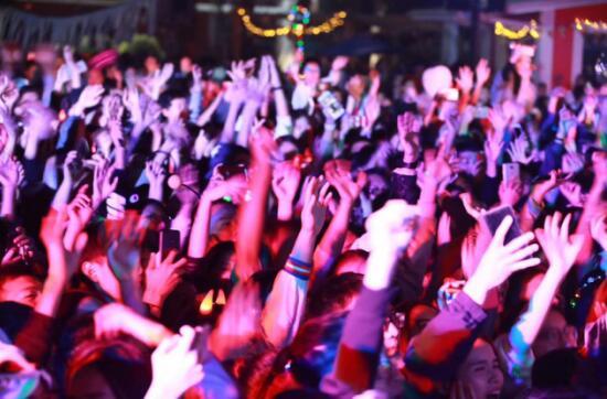 欢乐谷周末迎客数万人 造就重庆最大规模万圣派对 