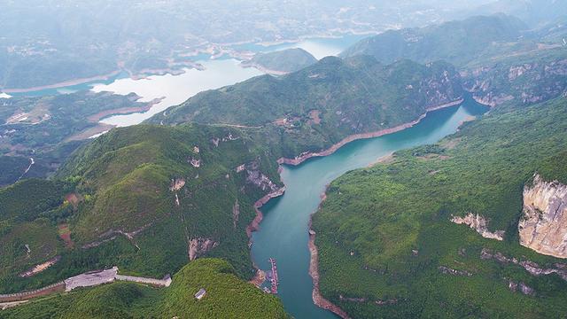 航拍深山蓝宝石云阳龙缸清水湖