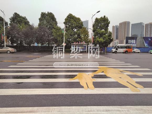 创意斑马线亮相铜梁 醒目图案提醒路人安全出行