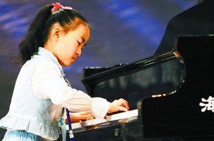 我市首届钢琴赛昨开赛 9岁女童跨级挑战(图)_重