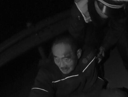 老人高速超近路回养老院 翻越隔离带不慎摔伤