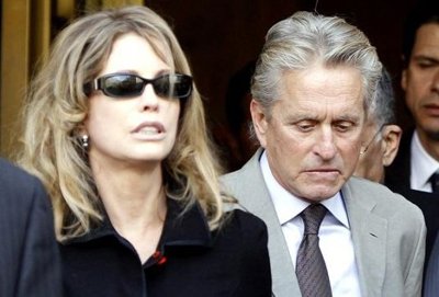 好莱坞影星道格拉斯因替人口交患上喉癌(图)